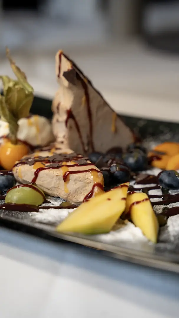 Dessert im Haus Breuing – Mousse mit frischen Beeren und Mango