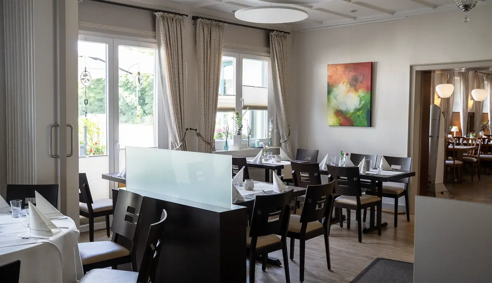 Moderner Gastraum Haus Breuing mit hellem Ambiente