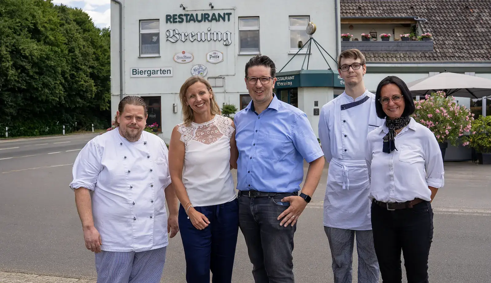 Familie Sesjak und Team vor Restaurant Haus Breuing in Recklinghausen